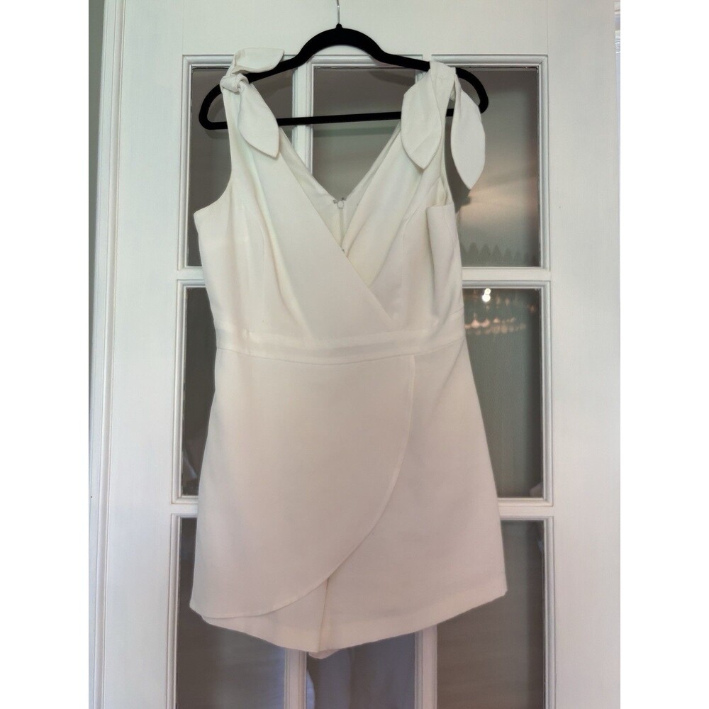 BCBGeneration Women's Regular White V-Neck Sleeveless Romper M Party/Cocktail